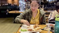 Nah kalau ini momen seru Dewi saat mencicipi menu ayam goreng dan sambal pedas di restoran Basecamp miliknya yang ada di Puncak. Hampir semua makanan di sini, merupakan makanan kesukaannya yang diraciknya sendiri. Foto: Instagram @dewiperssikreal