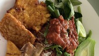 Jangan ngiler lihat penampakan masakan rumahan yang dibuat oleh Dewi. Ada nasi merah, ikan asin, lalapan, tahu tempe, perkedel jagung dan pastinya sambal tempong andalan Dewi. Foto: Instagram @dewiperssikreal