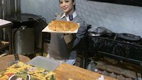 Terakhir ini potret Dewi yang tersenyum bangga setelah membuat martabak manis dengan topping melimpah, di restoran Basecamp miliknya. Foto: Instagram @dewiperssikreal
