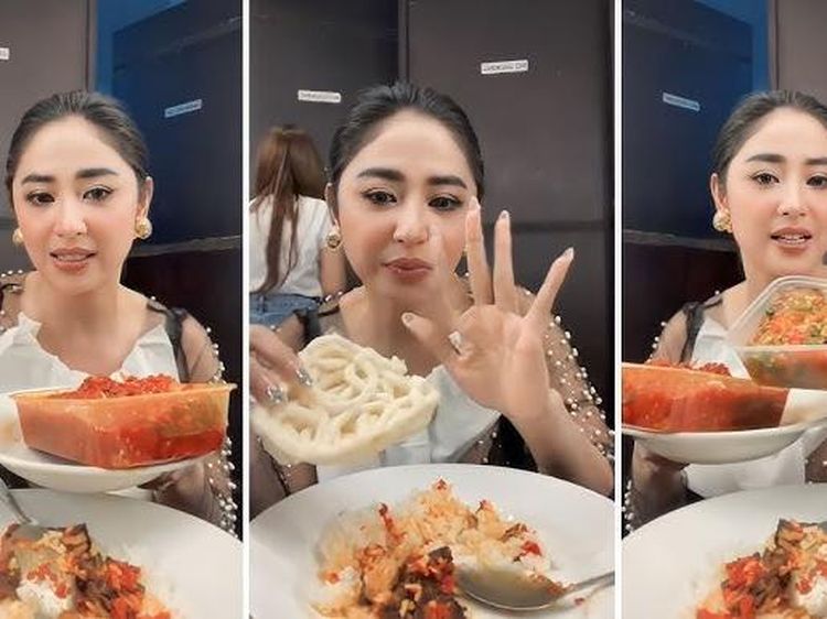 Keseruan Dewi Perssik Ulek Sambel hingga Masak di Rumah