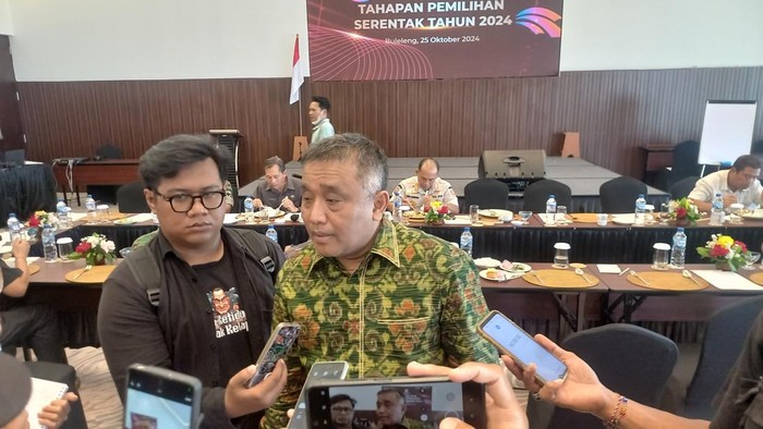 Ketua KPU Bali I Dewa Agung Gede Lidartawan saat berkunjung ke Buleleng, Jumat (25/10/2024).
