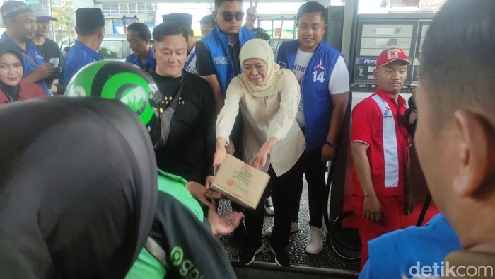 Khofifah bersama relawan berbagi BBM gratis ke ojol