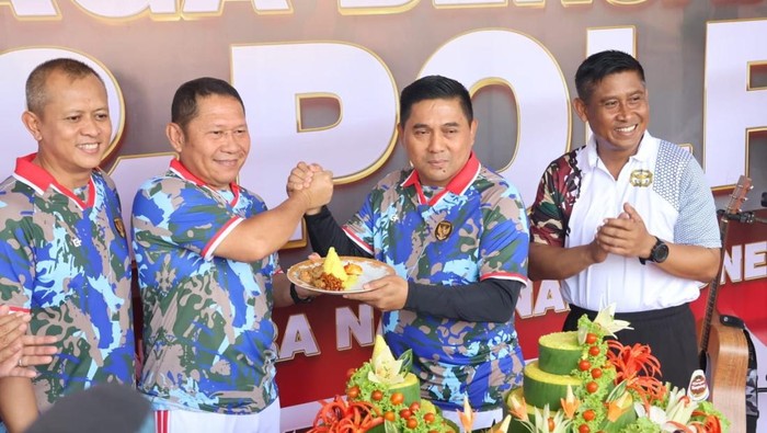 Kodam Jaya-Polda Metro Jaya menggelar olahraga bersama untuk mempererat sinergitas.