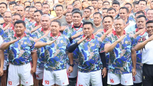 Kodam Jaya-Polda Metro Jaya menggelar olahraga bersama untuk mempererat sinergitas.
