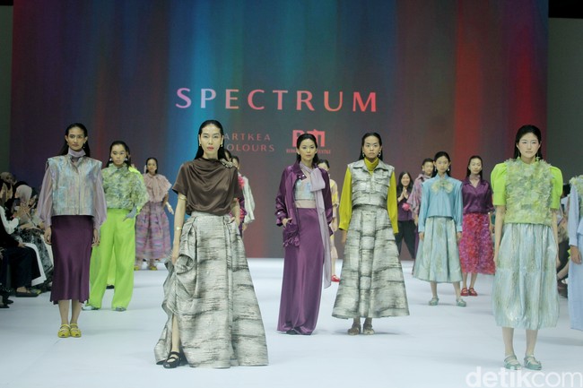 Inilah koleksi terbaru Artkea Colours di Jakarta Fashion Week 2025, City Hall, Pondok Indah mall 3, Jakarta Selatan, Kamis [24/10/2024]. Warna-warni busana dalam koleksi Artkea Colours, terinspirasi oleh pemandangan alam seperti aurora borealis, langit biru, dan saat-saat keemasan. Hadirlah busana dalam warna hijau muda, biru, emas, burgundy, pink, hingga palet netral.  Foto: Mohammad Abduh/detikcom.