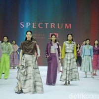 Inilah koleksi terbaru Artkea Colours di Jakarta Fashion Week 2025, City Hall, Pondok Indah mall 3, Jakarta Selatan, Kamis [24/10/2024]. Warna-warni busana dalam koleksi Artkea Colours, terinspirasi oleh pemandangan alam seperti aurora borealis, langit biru, dan saat-saat keemasan. Hadirlah busana dalam warna hijau muda, biru, emas, burgundy, pink, hingga palet netral.  Foto: Mohammad Abduh/detikcom.