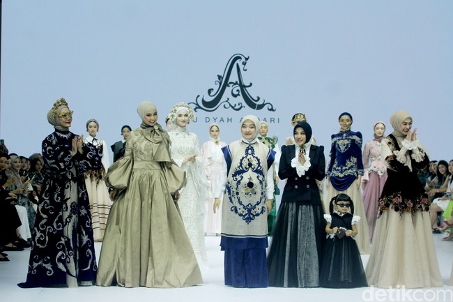 Aurel Hermansyah turut meramaikan perhelatan Jakarta Fashion Week (JFW) 2025 di Pondok Indah Mall 3, Jakarta Selatan. Foto: Mohammad Abduh/detikcom.