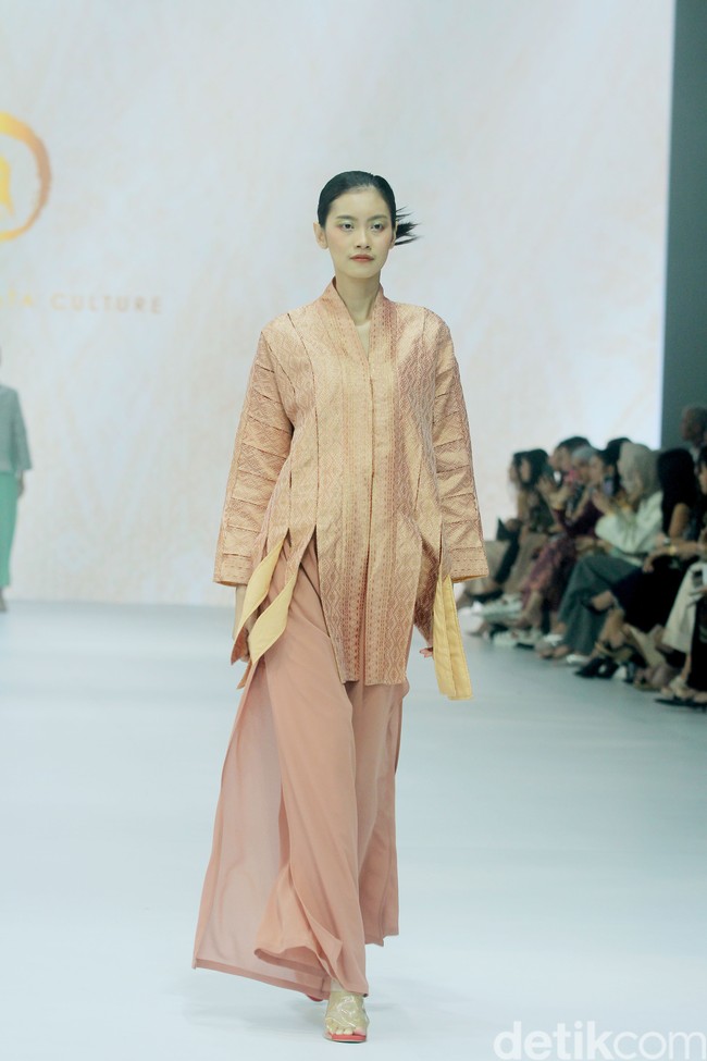 Fashion show koleksi terbaru Oscar Lawalata Culture x Cita Tenun Indonesia, di Jakarta Fashion Week [JFW] 2025, di City Hall, Pondok Indah mall 3, Jakarta Selatan, Rabu [23/10/2024]. Oscar Lawalata memilih kain Tenun Songket Halaban yang digubah menjadi koleksi busana siap pakai menyoroti karakteristik timbul dari bahannya yang diperoleh dengan cara penambahan benang Pakan di atas benang Lungsi dengan cara disungkit. Foto: Mohammad Abduh/detikcom.