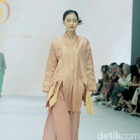 Fashion show koleksi terbaru Oscar Lawalata Culture x Cita Tenun Indonesia, di Jakarta Fashion Week [JFW] 2025, di City Hall, Pondok Indah mall 3, Jakarta Selatan, Rabu [23/10/2024]. Oscar Lawalata memilih kain Tenun Songket Halaban yang digubah menjadi koleksi busana siap pakai menyoroti karakteristik timbul dari bahannya yang diperoleh dengan cara penambahan benang Pakan di atas benang Lungsi dengan cara disungkit. Foto: Mohammad Abduh/detikcom.