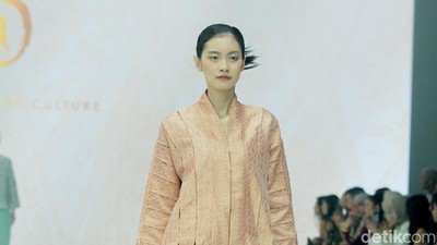 10 Koleksi Oscar Lawalata Culture di JFW 2025, Busana Tenun Songket Halaban
