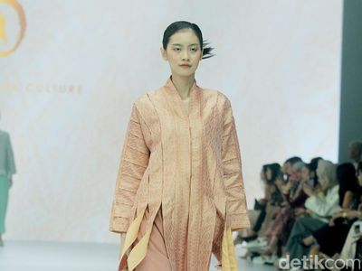 10 Koleksi Oscar Lawalata Culture di JFW 2025, Busana Tenun Songket Halaban