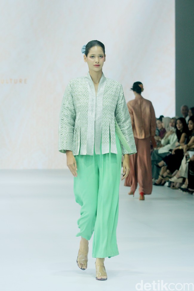 Fashion show koleksi terbaru Oscar Lawalata Culture x Cita Tenun Indonesia, di Jakarta Fashion Week [JFW] 2025, di City Hall, Pondok Indah mall 3, Jakarta Selatan, Rabu [23/10/2024]. Oscar Lawalata memilih kain Tenun Songket Halaban yang digubah menjadi koleksi busana siap pakai menyoroti karakteristik timbul dari bahannya yang diperoleh dengan cara penambahan benang Pakan di atas benang Lungsi dengan cara disungkit. Foto: Mohammad Abduh/detikcom.