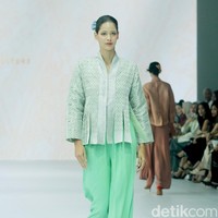 Fashion show koleksi terbaru Oscar Lawalata Culture x Cita Tenun Indonesia, di Jakarta Fashion Week [JFW] 2025, di City Hall, Pondok Indah mall 3, Jakarta Selatan, Rabu [23/10/2024]. Oscar Lawalata memilih kain Tenun Songket Halaban yang digubah menjadi koleksi busana siap pakai menyoroti karakteristik timbul dari bahannya yang diperoleh dengan cara penambahan benang Pakan di atas benang Lungsi dengan cara disungkit. Foto: Mohammad Abduh/detikcom.