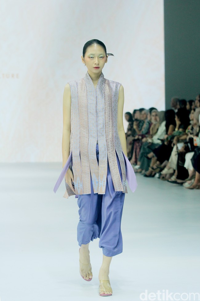 Fashion show koleksi terbaru Oscar Lawalata Culture x Cita Tenun Indonesia, di Jakarta Fashion Week [JFW] 2025, di City Hall, Pondok Indah mall 3, Jakarta Selatan, Rabu [23/10/2024]. Oscar Lawalata memilih kain Tenun Songket Halaban yang digubah menjadi koleksi busana siap pakai menyoroti karakteristik timbul dari bahannya yang diperoleh dengan cara penambahan benang Pakan di atas benang Lungsi dengan cara disungkit. Foto: Mohammad Abduh/detikcom.