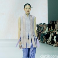 Fashion show koleksi terbaru Oscar Lawalata Culture x Cita Tenun Indonesia, di Jakarta Fashion Week [JFW] 2025, di City Hall, Pondok Indah mall 3, Jakarta Selatan, Rabu [23/10/2024]. Oscar Lawalata memilih kain Tenun Songket Halaban yang digubah menjadi koleksi busana siap pakai menyoroti karakteristik timbul dari bahannya yang diperoleh dengan cara penambahan benang Pakan di atas benang Lungsi dengan cara disungkit. Foto: Mohammad Abduh/detikcom.