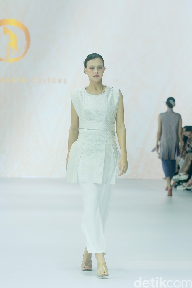 Fashion show koleksi terbaru Oscar Lawalata Culture x Cita Tenun Indonesia, di Jakarta Fashion Week [JFW] 2025, di City Hall, Pondok Indah mall 3, Jakarta Selatan, Rabu [23/10/2024]. Oscar Lawalata memilih kain Tenun Songket Halaban yang digubah menjadi koleksi busana siap pakai menyoroti karakteristik timbul dari bahannya yang diperoleh dengan cara penambahan benang Pakan di atas benang Lungsi dengan cara disungkit. Foto: Mohammad Abduh/detikcom.