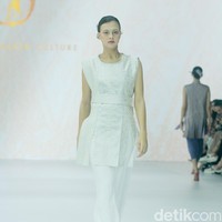 Fashion show koleksi terbaru Oscar Lawalata Culture x Cita Tenun Indonesia, di Jakarta Fashion Week [JFW] 2025, di City Hall, Pondok Indah mall 3, Jakarta Selatan, Rabu [23/10/2024]. Oscar Lawalata memilih kain Tenun Songket Halaban yang digubah menjadi koleksi busana siap pakai menyoroti karakteristik timbul dari bahannya yang diperoleh dengan cara penambahan benang Pakan di atas benang Lungsi dengan cara disungkit. Foto: Mohammad Abduh/detikcom.