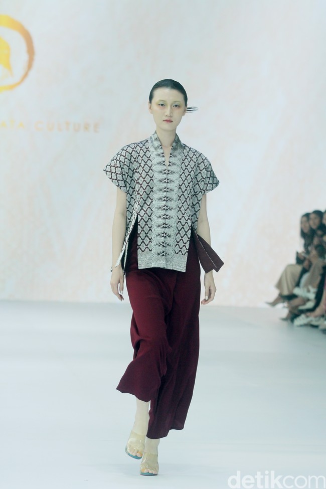 Fashion show koleksi terbaru Oscar Lawalata Culture x Cita Tenun Indonesia, di Jakarta Fashion Week [JFW] 2025, di City Hall, Pondok Indah mall 3, Jakarta Selatan, Rabu [23/10/2024]. Oscar Lawalata memilih kain Tenun Songket Halaban yang digubah menjadi koleksi busana siap pakai menyoroti karakteristik timbul dari bahannya yang diperoleh dengan cara penambahan benang Pakan di atas benang Lungsi dengan cara disungkit. Foto: Mohammad Abduh/detikcom.