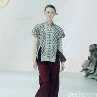 Fashion show koleksi terbaru Oscar Lawalata Culture x Cita Tenun Indonesia, di Jakarta Fashion Week [JFW] 2025, di City Hall, Pondok Indah mall 3, Jakarta Selatan, Rabu [23/10/2024]. Oscar Lawalata memilih kain Tenun Songket Halaban yang digubah menjadi koleksi busana siap pakai menyoroti karakteristik timbul dari bahannya yang diperoleh dengan cara penambahan benang Pakan di atas benang Lungsi dengan cara disungkit. Foto: Mohammad Abduh/detikcom.