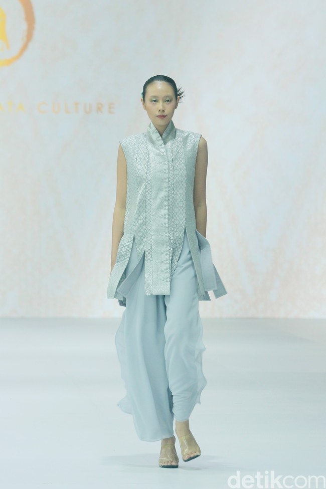 Fashion show koleksi terbaru Oscar Lawalata Culture x Cita Tenun Indonesia, di Jakarta Fashion Week [JFW] 2025, di City Hall, Pondok Indah mall 3, Jakarta Selatan, Rabu [23/10/2024]. Oscar Lawalata memilih kain Tenun Songket Halaban yang digubah menjadi koleksi busana siap pakai menyoroti karakteristik timbul dari bahannya yang diperoleh dengan cara penambahan benang Pakan di atas benang Lungsi dengan cara disungkit. Foto: Mohammad Abduh/detikcom.