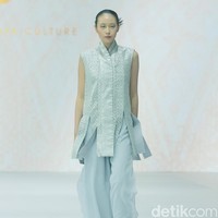 Fashion show koleksi terbaru Oscar Lawalata Culture x Cita Tenun Indonesia, di Jakarta Fashion Week [JFW] 2025, di City Hall, Pondok Indah mall 3, Jakarta Selatan, Rabu [23/10/2024]. Oscar Lawalata memilih kain Tenun Songket Halaban yang digubah menjadi koleksi busana siap pakai menyoroti karakteristik timbul dari bahannya yang diperoleh dengan cara penambahan benang Pakan di atas benang Lungsi dengan cara disungkit. Foto: Mohammad Abduh/detikcom.