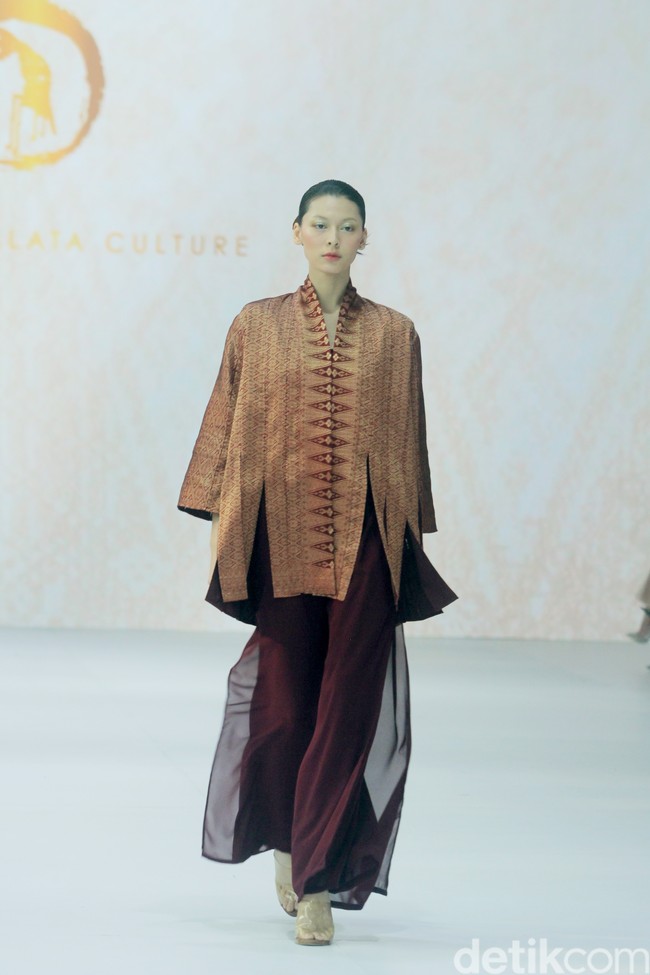 Fashion show koleksi terbaru Oscar Lawalata Culture x Cita Tenun Indonesia, di Jakarta Fashion Week [JFW] 2025, di City Hall, Pondok Indah mall 3, Jakarta Selatan, Rabu [23/10/2024]. Oscar Lawalata memilih kain Tenun Songket Halaban yang digubah menjadi koleksi busana siap pakai menyoroti karakteristik timbul dari bahannya yang diperoleh dengan cara penambahan benang Pakan di atas benang Lungsi dengan cara disungkit. Foto: Mohammad Abduh/detikcom.