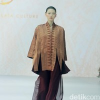 Fashion show koleksi terbaru Oscar Lawalata Culture x Cita Tenun Indonesia, di Jakarta Fashion Week [JFW] 2025, di City Hall, Pondok Indah mall 3, Jakarta Selatan, Rabu [23/10/2024]. Oscar Lawalata memilih kain Tenun Songket Halaban yang digubah menjadi koleksi busana siap pakai menyoroti karakteristik timbul dari bahannya yang diperoleh dengan cara penambahan benang Pakan di atas benang Lungsi dengan cara disungkit. Foto: Mohammad Abduh/detikcom.