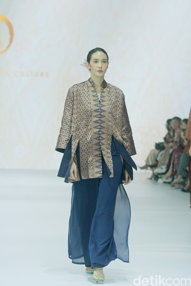 Fashion show koleksi terbaru Oscar Lawalata Culture x Cita Tenun Indonesia, di Jakarta Fashion Week [JFW] 2025, di City Hall, Pondok Indah mall 3, Jakarta Selatan, Rabu [23/10/2024]. Oscar Lawalata memilih kain Tenun Songket Halaban yang digubah menjadi koleksi busana siap pakai menyoroti karakteristik timbul dari bahannya yang diperoleh dengan cara penambahan benang Pakan di atas benang Lungsi dengan cara disungkit. Foto: Mohammad Abduh/detikcom.