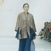 Fashion show koleksi terbaru Oscar Lawalata Culture x Cita Tenun Indonesia, di Jakarta Fashion Week [JFW] 2025, di City Hall, Pondok Indah mall 3, Jakarta Selatan, Rabu [23/10/2024]. Oscar Lawalata memilih kain Tenun Songket Halaban yang digubah menjadi koleksi busana siap pakai menyoroti karakteristik timbul dari bahannya yang diperoleh dengan cara penambahan benang Pakan di atas benang Lungsi dengan cara disungkit. Foto: Mohammad Abduh/detikcom.