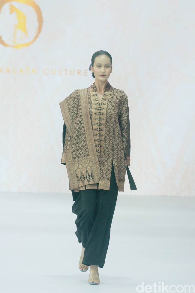 Fashion show koleksi terbaru Oscar Lawalata Culture x Cita Tenun Indonesia, di Jakarta Fashion Week [JFW] 2025, di City Hall, Pondok Indah mall 3, Jakarta Selatan, Rabu [23/10/2024]. Oscar Lawalata memilih kain Tenun Songket Halaban yang digubah menjadi koleksi busana siap pakai menyoroti karakteristik timbul dari bahannya yang diperoleh dengan cara penambahan benang Pakan di atas benang Lungsi dengan cara disungkit. Foto: Mohammad Abduh/detikcom.