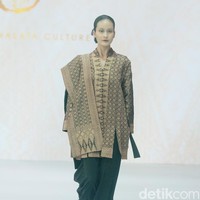 Fashion show koleksi terbaru Oscar Lawalata Culture x Cita Tenun Indonesia, di Jakarta Fashion Week [JFW] 2025, di City Hall, Pondok Indah mall 3, Jakarta Selatan, Rabu [23/10/2024]. Oscar Lawalata memilih kain Tenun Songket Halaban yang digubah menjadi koleksi busana siap pakai menyoroti karakteristik timbul dari bahannya yang diperoleh dengan cara penambahan benang Pakan di atas benang Lungsi dengan cara disungkit. Foto: Mohammad Abduh/detikcom.