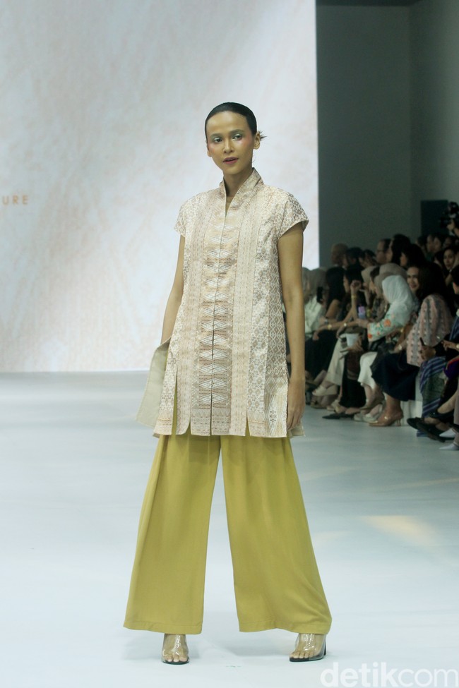 Fashion show koleksi terbaru Oscar Lawalata Culture x Cita Tenun Indonesia, di Jakarta Fashion Week [JFW] 2025, di City Hall, Pondok Indah mall 3, Jakarta Selatan, Rabu [23/10/2024]. Oscar Lawalata memilih kain Tenun Songket Halaban yang digubah menjadi koleksi busana siap pakai menyoroti karakteristik timbul dari bahannya yang diperoleh dengan cara penambahan benang Pakan di atas benang Lungsi dengan cara disungkit. Foto: Mohammad Abduh/detikcom.