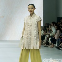 Fashion show koleksi terbaru Oscar Lawalata Culture x Cita Tenun Indonesia, di Jakarta Fashion Week [JFW] 2025, di City Hall, Pondok Indah mall 3, Jakarta Selatan, Rabu [23/10/2024]. Oscar Lawalata memilih kain Tenun Songket Halaban yang digubah menjadi koleksi busana siap pakai menyoroti karakteristik timbul dari bahannya yang diperoleh dengan cara penambahan benang Pakan di atas benang Lungsi dengan cara disungkit. Foto: Mohammad Abduh/detikcom.