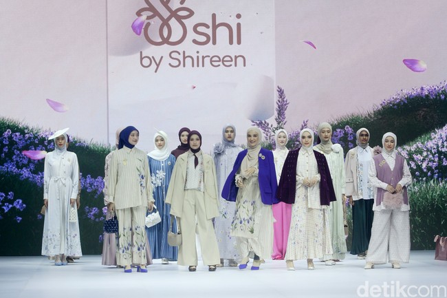 Fashion show koleksi terbaru Brand modest SHI by Shireen Sungkar di Jakarta Fashion Week 2025, City Hall, Pondok Indah mall 3, Jakarta Selatan. Shireen menghadirkan koleksi yang terinspirasi taman bunga di Istana Versailles, Prancis. Koleksi busananya hadir dalam warna-warna pastel cerah, rumbai, pita, dan hiasan bunga-bunga cantik. Foto: Mohammad Abduh/detikcom.