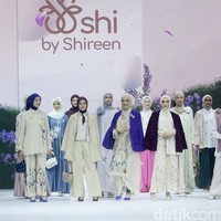 Fashion show koleksi terbaru Brand modest SHI by Shireen Sungkar di Jakarta Fashion Week 2025, City Hall, Pondok Indah mall 3, Jakarta Selatan. Shireen menghadirkan koleksi yang terinspirasi taman bunga di Istana Versailles, Prancis. Koleksi busananya hadir dalam warna-warna pastel cerah, rumbai, pita, dan hiasan bunga-bunga cantik. Foto: Mohammad Abduh/detikcom.