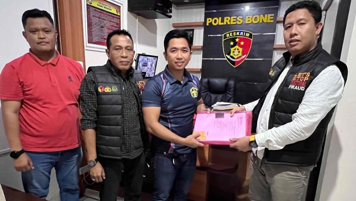 Komisioner Bawaslu Bone saat menyampaikan soal laporan kades dan lurah yang terlibat tindak pidana pemilu ke penyidik kepolisian.
