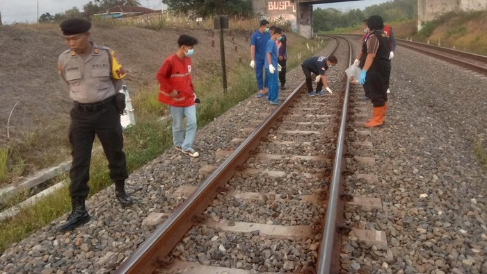 Kondisi TKP orang tertemper KA di Sentolo, Kulon Progo, Jumat (25/10).