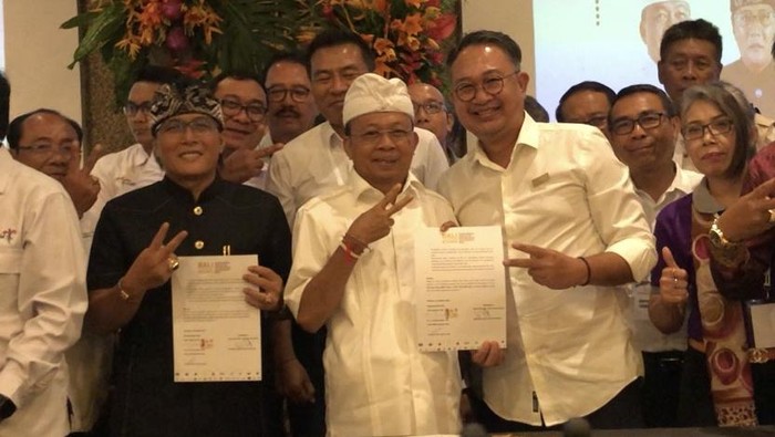 Wayan Koster dan Giri Prasta ketika menghadiri acara Hearing: Pariwisata Bali Mau Dibawa ke Mana yang digelar Gabungan Industri Pariwisata Indonesia (GIPI) Bali di Badung, Jumat (25/10/2024). (Ida Bagus Putu Mahendra/detikBali)