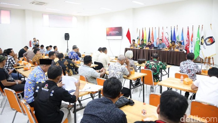 KPU Kabupaten Bogor dan Pemkab Bogor koordinasi terkait rencana pembersihan alat peraga kampanye (APK). (Rizky Adha/detikcom)