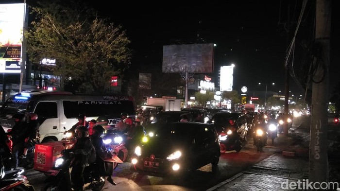Macet di depan pintu 1 Unhas.