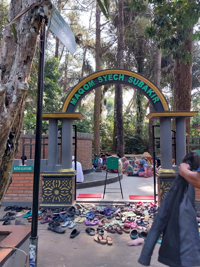 makam Syekh Subakir, makam Kyai Sepanjang (pakuhning tanah jawi), makam Kyai Semar (Eyang Ismoyo), gunung tidar