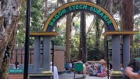 Gunung Tidar juga kerap menjadi spot wisata religi bagi para peziarah nusantara. Banyak orang berdatangan ke gunung ini baik di pagi hingga malam hari. Banyak mereka datang ke sini untuk berziarah ke makam Syekh Subakir, makam Kyai Sepanjang (pakuhning tanah jawi), makam Kyai Semar (Eyang Ismoyo). (Dok. Wikipedia/Risanprasetyo/Febri Ady Prasetyo)  