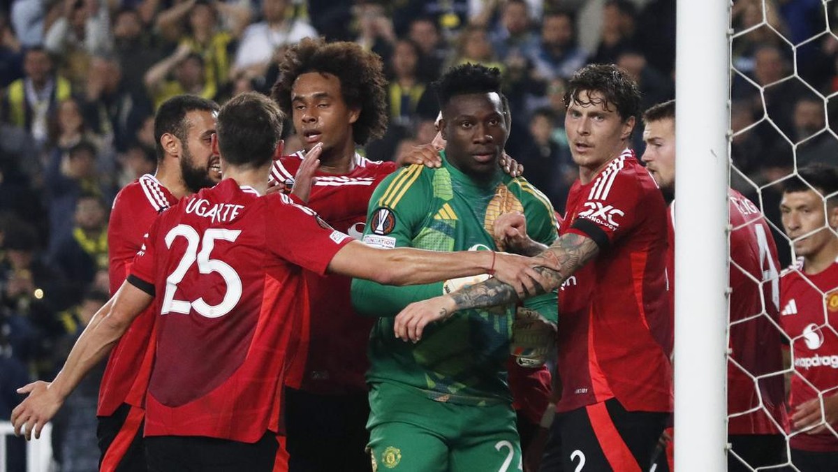 Andre Onana kesal Manchester United cuma dapat satu poin di kandang Fenerbahce (REUTERS/Dilara Senkaya)