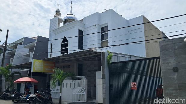 Masjid An-Makassar di Jalan AP Pettarani Makassar menyediakan program BBM gratis bagi jemaah salat subuh.
