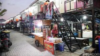 Rumah panggung dan rumah apung di Muara Angke menggunakan pembangkit listrik tenaga surya (PLTS) sebagai sumber energinya.  