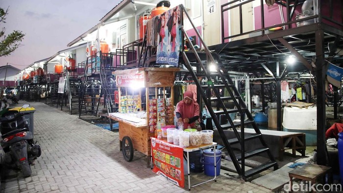 Rumah panggung dan rumah apung di Muara Angke, Jakarta Utara, menggunakan PLTS sebagai sumber listriknya. Energi bersih itu digunakan untuk banyak keperluan.