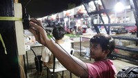 Warga menggunakan daya energi bersih yang dihasilkan PLTS ini untuk kebutuhan sehari-hari.  