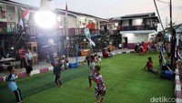 PLTS ini juga digunakan warga untuk menerangi fasilitas umum seperti taman dan lapangan futsal.  