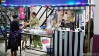 Banyak juga warga yang menggunakan energi bersih dari tenaga surya ini untuk berjualan seperti membuka warung kecil-kecilan.  