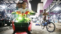 Anak-anak bermain mobilan listrik.  
